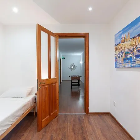 Spacious Apt With Table Soccer Just Off Promenade By 360 Estates דירה סליאמה